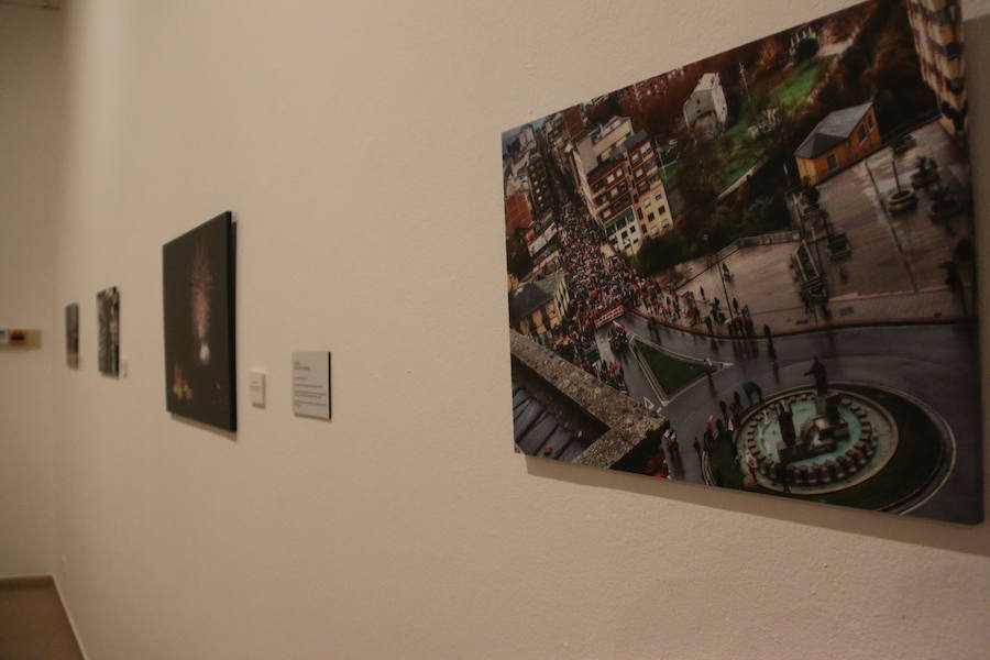 Inauguración de la exposición 'León Press Photo 2018'. En la imagen, intervención del comisario de la exposición, Saúl R. Arén