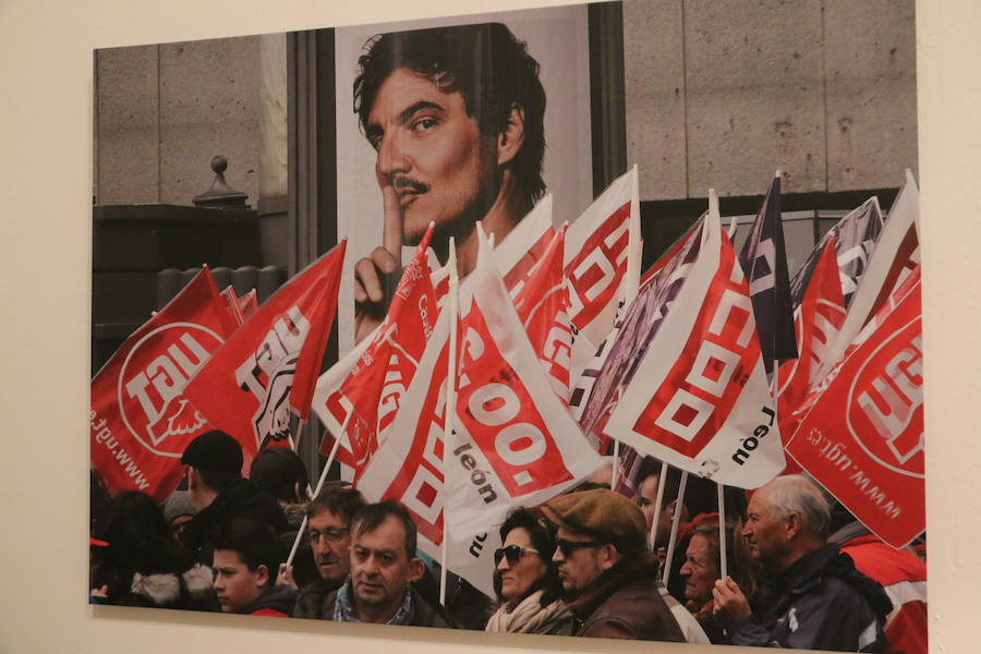 Inauguración de la exposición 'León Press Photo 2018'. En la imagen, intervención del comisario de la exposición, Saúl R. Arén