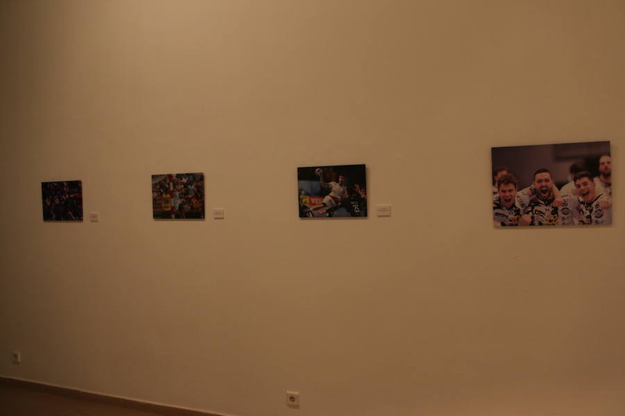 Inauguración de la exposición 'León Press Photo 2018'. En la imagen, intervención del comisario de la exposición, Saúl R. Arén