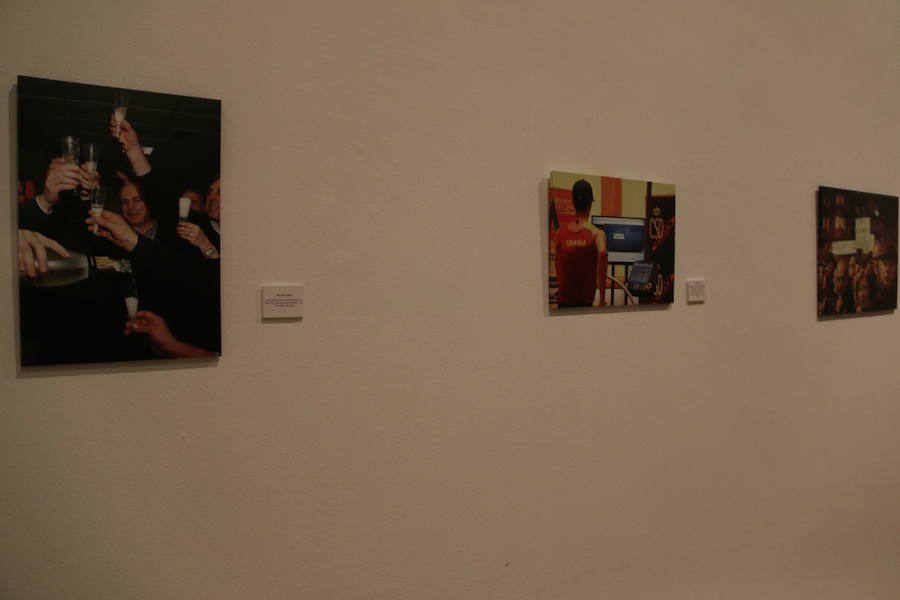 Inauguración de la exposición 'León Press Photo 2018'. En la imagen, intervención del comisario de la exposición, Saúl R. Arén