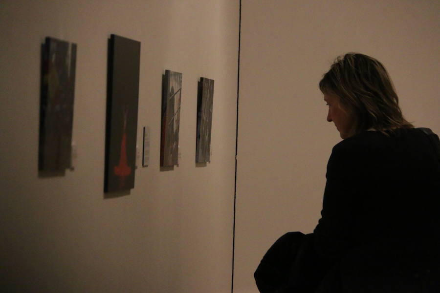 Inauguración de la exposición 'León Press Photo 2018'. En la imagen, intervención del comisario de la exposición, Saúl R. Arén