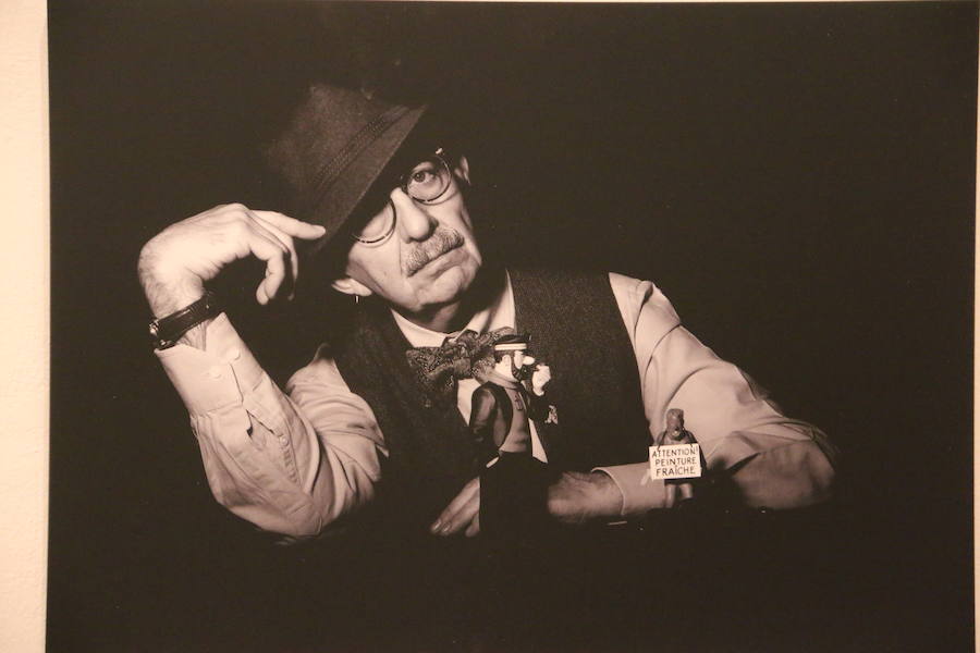 Inauguración de la exposición 'León Press Photo 2018'. En la imagen, intervención del comisario de la exposición, Saúl R. Arén