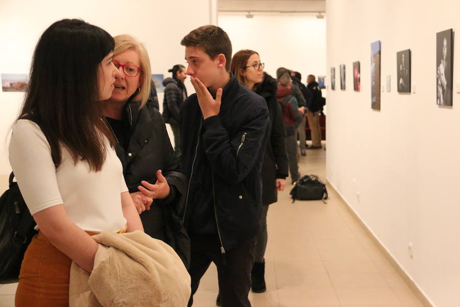 Inauguración de la exposición 'León Press Photo 2018'. En la imagen, intervención del comisario de la exposición, Saúl R. Arén