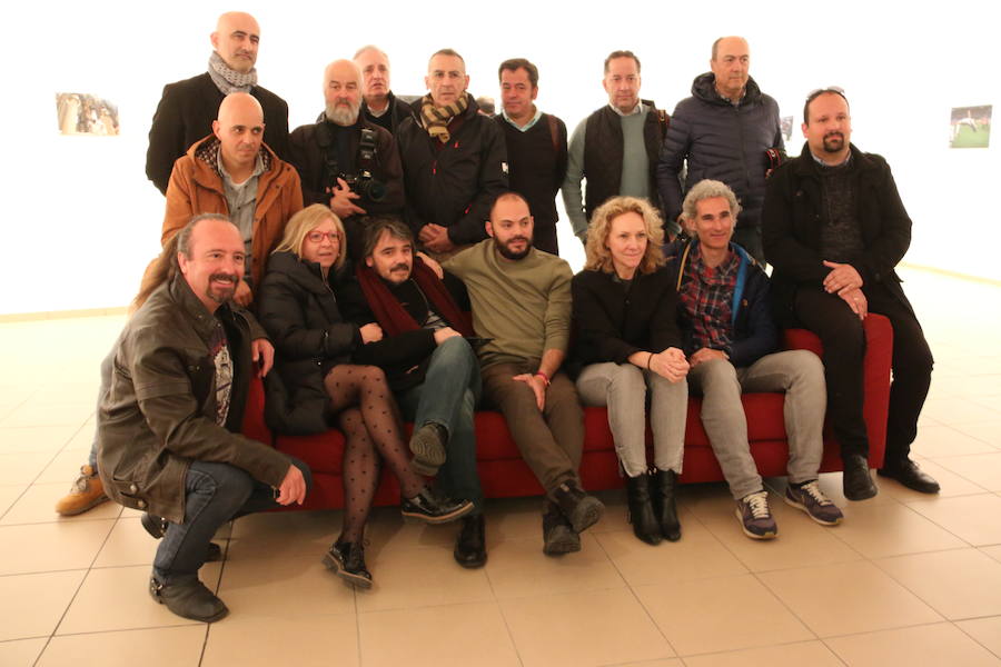 Inauguración de la exposición 'León Press Photo 2018'. En la imagen, intervención del comisario de la exposición, Saúl R. Arén