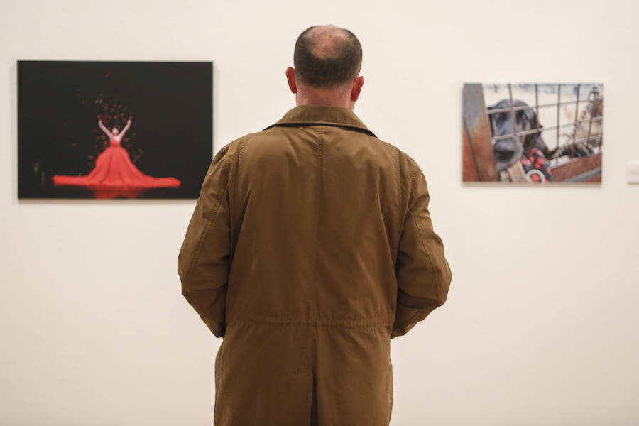 Inauguración de la exposición 'León Press Photo 2018'. En la imagen, intervención del comisario de la exposición, Saúl R. Arén