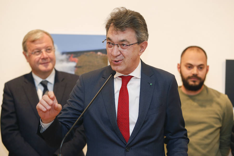 Inauguración de la exposición 'León Press Photo 2018'. En la imagen, intervención del comisario de la exposición, Saúl R. Arén