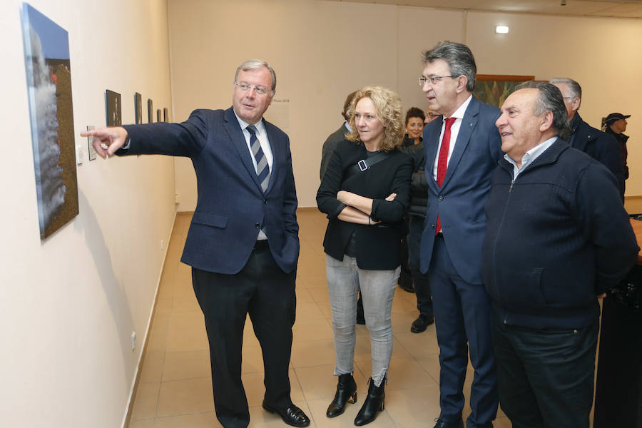 Inauguración de la exposición 'León Press Photo 2018'. En la imagen, intervención del comisario de la exposición, Saúl R. Arén