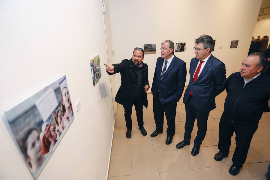 Inauguración de la exposición 'León Press Photo 2018'. En la imagen, intervención del comisario de la exposición, Saúl R. Arén