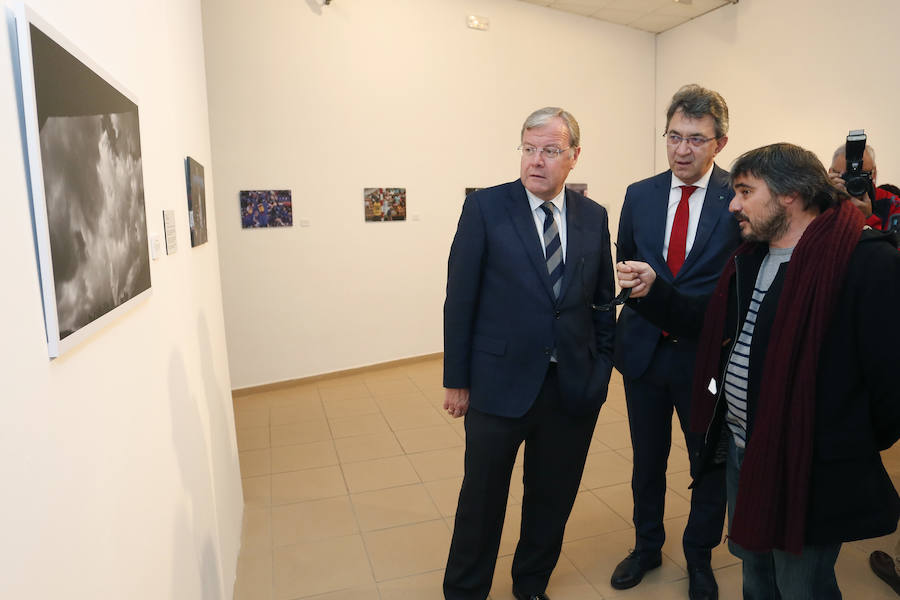 Inauguración de la exposición 'León Press Photo 2018'. En la imagen, intervención del comisario de la exposición, Saúl R. Arén