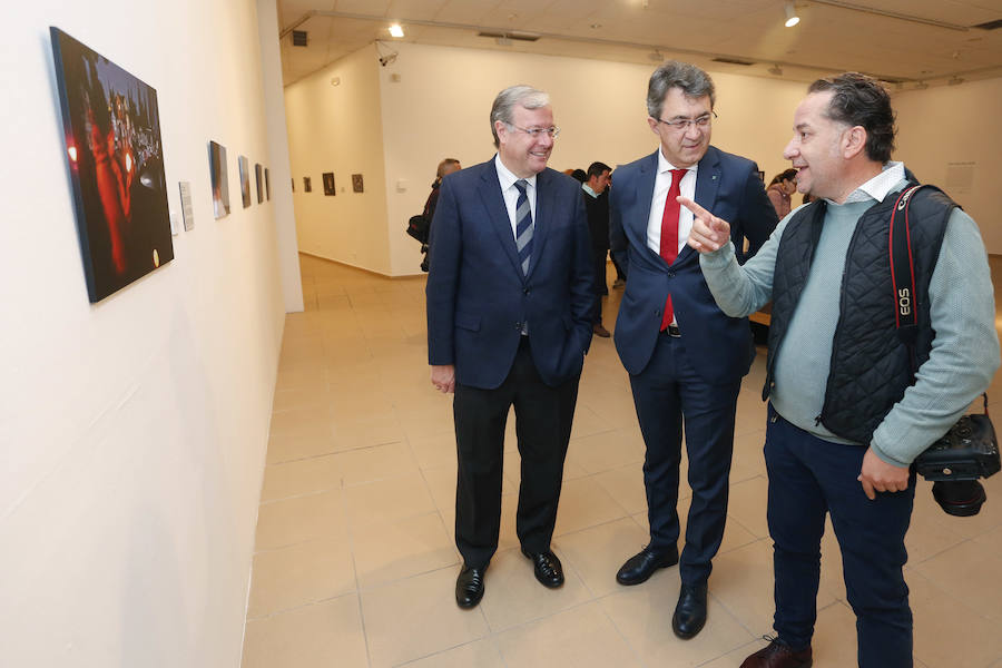 Inauguración de la exposición 'León Press Photo 2018'. En la imagen, intervención del comisario de la exposición, Saúl R. Arén