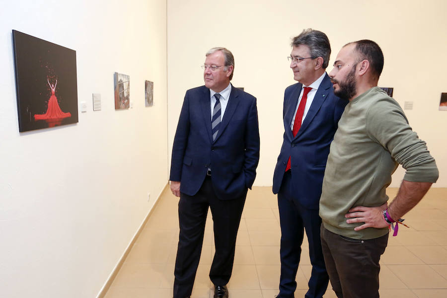 Inauguración de la exposición 'León Press Photo 2018'. En la imagen, intervención del comisario de la exposición, Saúl R. Arén