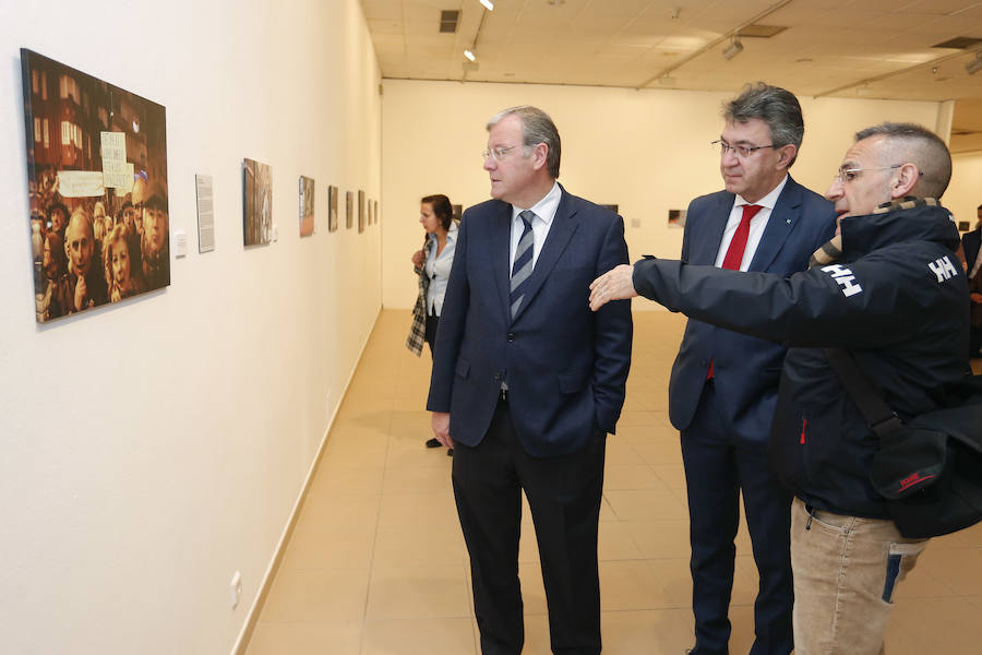 Inauguración de la exposición 'León Press Photo 2018'. En la imagen, intervención del comisario de la exposición, Saúl R. Arén