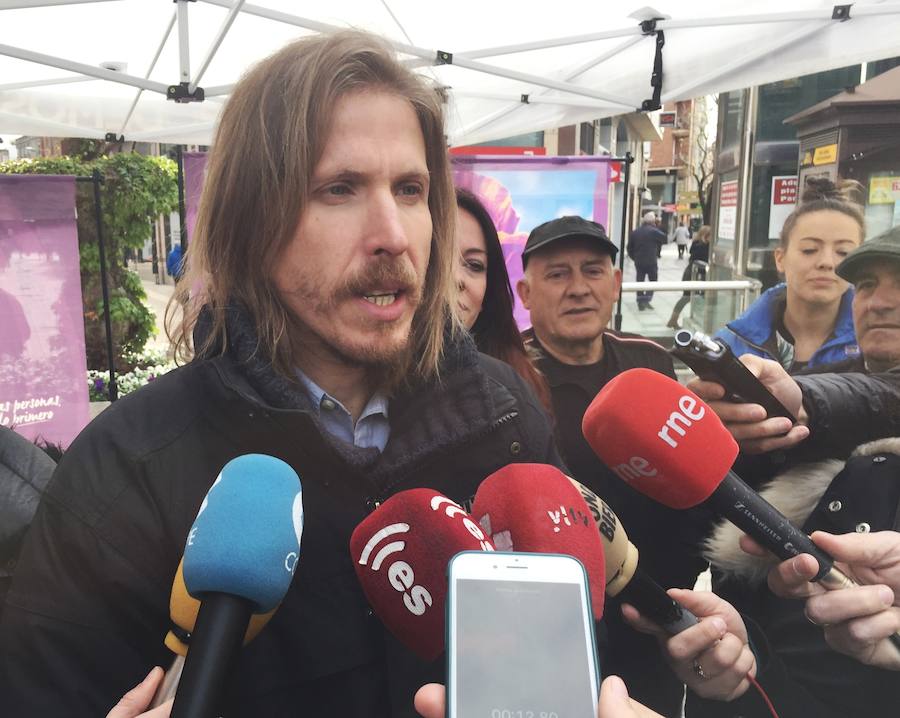 Fotos: El candidato de Podemos a la Junta, Pablo Fernández, visita Ponferrada