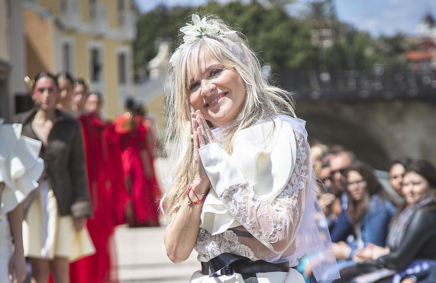 La moda sostenible protagonista en el desfile de la prestigiosa diseñadora leonesa María Lafuente en la terraza de Molinos del Río