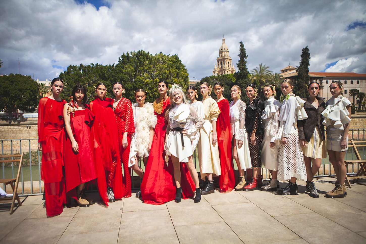 La moda sostenible protagonista en el desfile de la prestigiosa diseñadora leonesa María Lafuente en la terraza de Molinos del Río