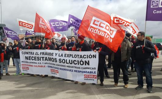 Concentración de delegados de CCOO a las puertas de Embutidos Rodríguez. 