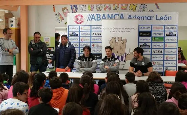Jugadores del Abanca Ademar visitan el CEIP Bernardino Pérez de Valencia de Don Juan 