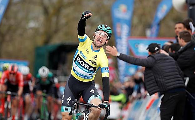 Maximilian Schachmann celebra su triunfo de etapa en la Vuelta al País Vasco.