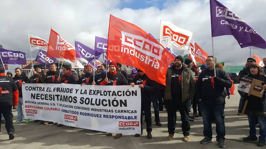 Fotos: Los trabajadores de Embutidos Rodríguez vuelven a la calle