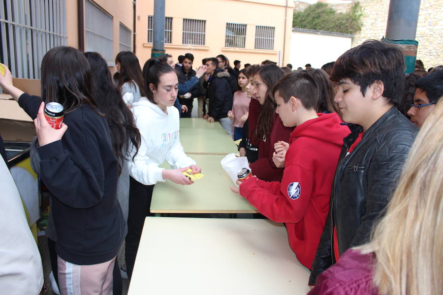 Fotos: Bocadillo solidario en el IES Legio VII
