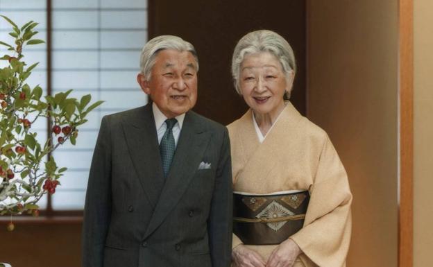 Akihito y su esposa.