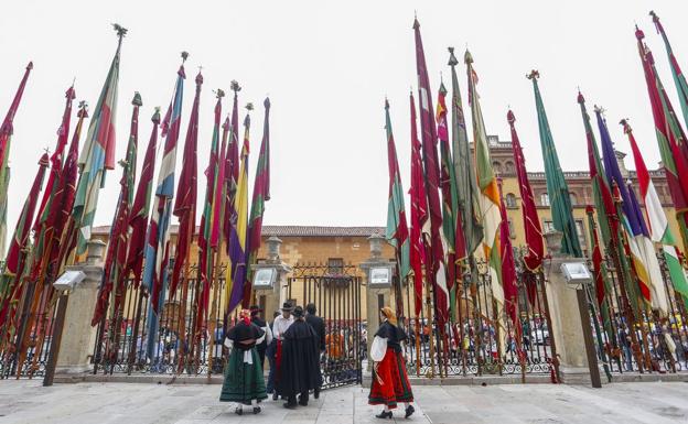 Imagen de los pendones de León ante la Catedral.