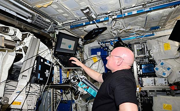El astronauta Scott Kelly hace una prueba congnitiva a bordo de la Estación Espacial Internacional.