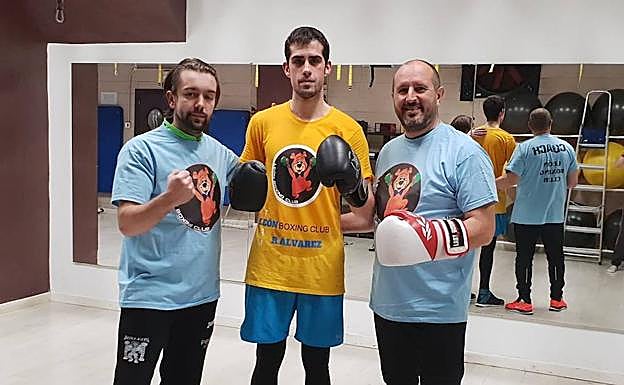 El boxeador leonés Rubén Álvarez junto a Cele González y Alfredo Arrojo.
