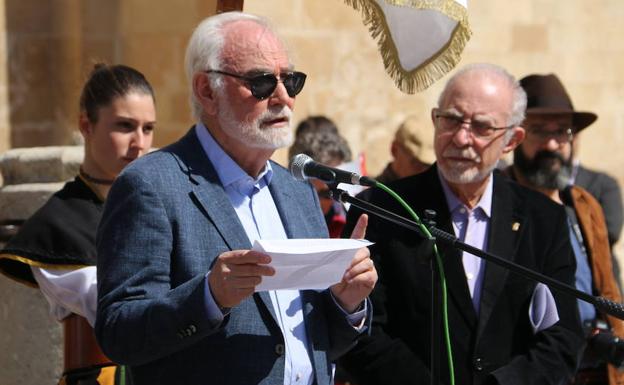 Galería. Juan Pedro Aparicio y José Maria Merino, dan lectura a los Decreta. 