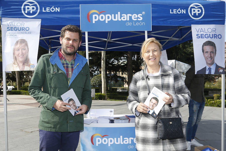 Fotos: Mesa informativa del PP en el rastro dominical de León