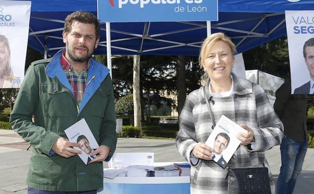 Los candidatos al Congreso y al Senado por León del PP, Carmen González y Javier Santiago Velez, asisten al tradicional Rastro de León con una mesa informativa.