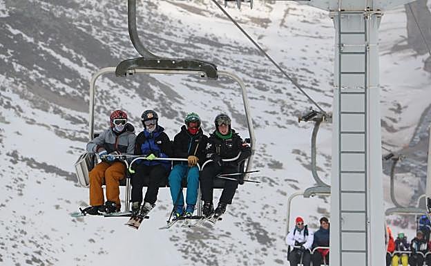 Las estaciones de esquí de la provincia de León reciben este fin de semana 5.849 usuarios