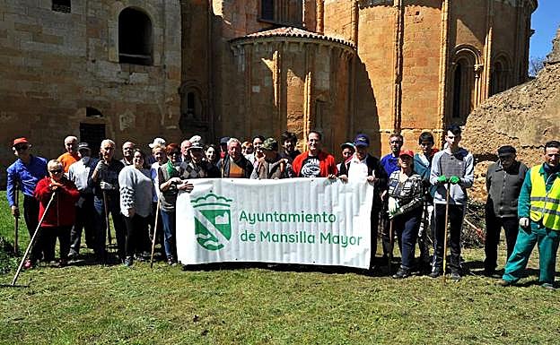 Promonumenta y los vecinos de Mansilla Mayor colaboran en el mantenimiento del monasterio de Sandoval