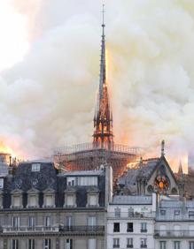 Imagen secundaria 2 - El fuego consume Notre Dame