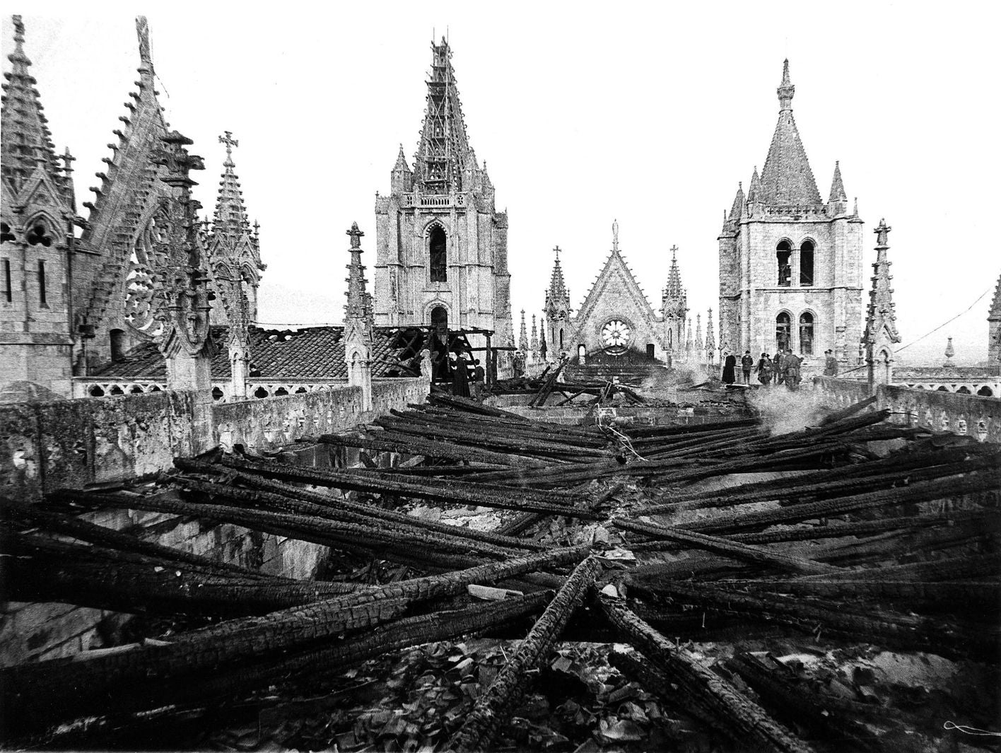 Mario González, hoy administrador de la Pulchra Leonina, recuerda como hace medio siglo ardía la Catedral de León, en la que hoy no quedan elementos de madera en la techumbre