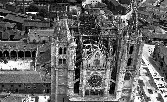 Imagen aérea de la Catedral tras el incendio. 