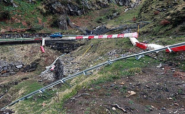 El temporal de lluvia provoca nuevos argayos y eleva la falta de seguridad en la carretera de San Isidro