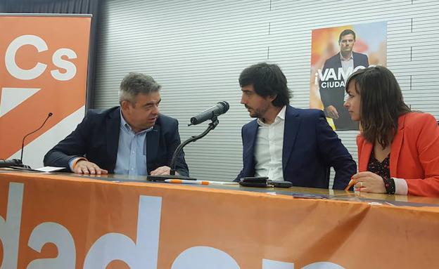 Toni Roldán junto a Justo Fernández y Gemma Villarroel.