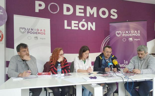 Unidas Podemos y líderes sindicales, durante la rueda de prensa. 