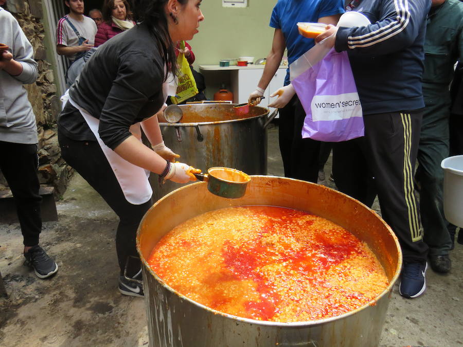 Potaje de garbanzos y arroz con bacalao, pan, pasta y una naranja para aliviar el alma y el cuerpo de los vecinos de la localidad bañezana en el marco de la procesión declarada de Interés Turístico Provincial