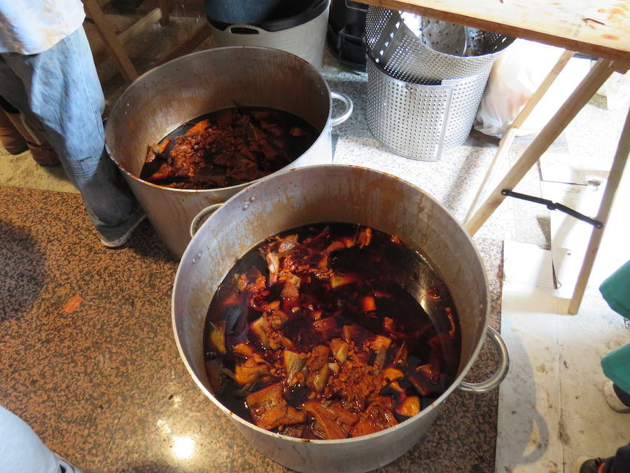 Potaje de garbanzos y arroz con bacalao, pan, pasta y una naranja para aliviar el alma y el cuerpo de los vecinos de la localidad bañezana en el marco de la procesión declarada de Interés Turístico Provincial