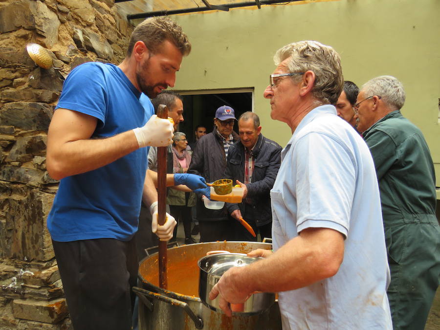 Potaje de garbanzos y arroz con bacalao, pan, pasta y una naranja para aliviar el alma y el cuerpo de los vecinos de la localidad bañezana en el marco de la procesión declarada de Interés Turístico Provincial