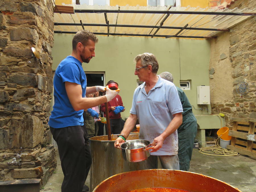 Potaje de garbanzos y arroz con bacalao, pan, pasta y una naranja para aliviar el alma y el cuerpo de los vecinos de la localidad bañezana en el marco de la procesión declarada de Interés Turístico Provincial