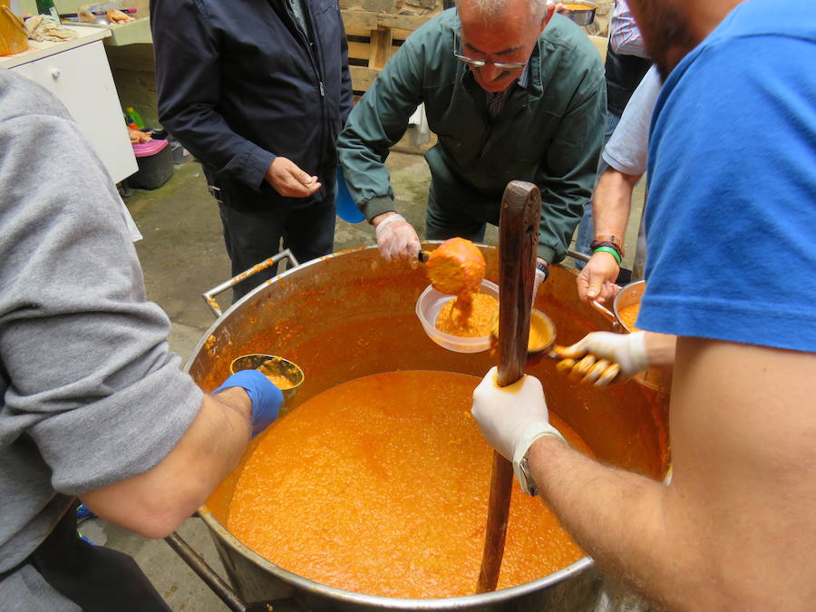 Potaje de garbanzos y arroz con bacalao, pan, pasta y una naranja para aliviar el alma y el cuerpo de los vecinos de la localidad bañezana en el marco de la procesión declarada de Interés Turístico Provincial