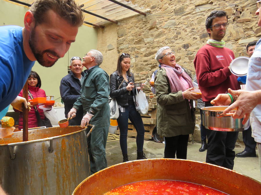 Potaje de garbanzos y arroz con bacalao, pan, pasta y una naranja para aliviar el alma y el cuerpo de los vecinos de la localidad bañezana en el marco de la procesión declarada de Interés Turístico Provincial