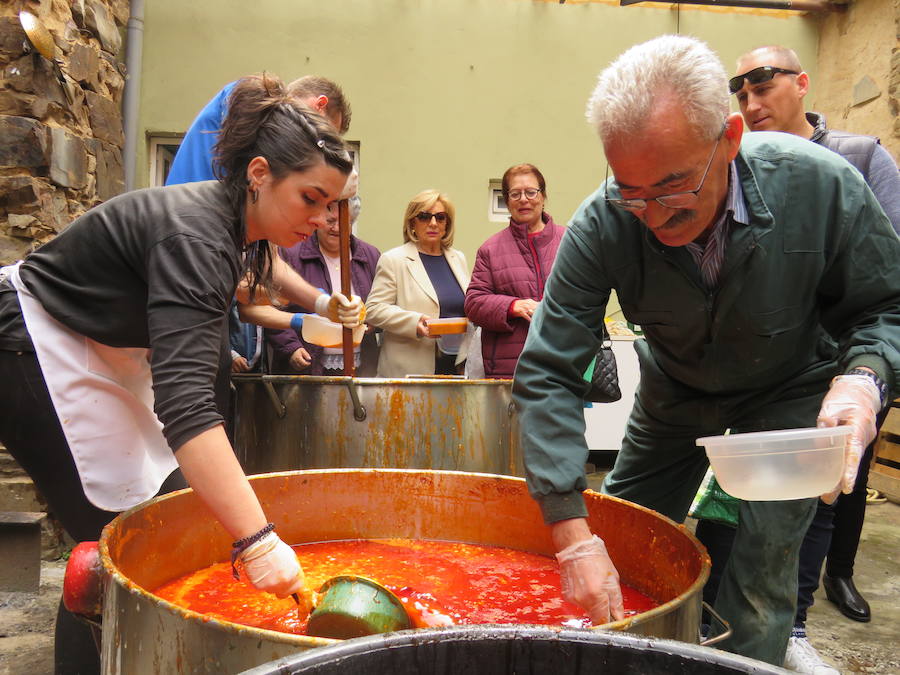 Potaje de garbanzos y arroz con bacalao, pan, pasta y una naranja para aliviar el alma y el cuerpo de los vecinos de la localidad bañezana en el marco de la procesión declarada de Interés Turístico Provincial