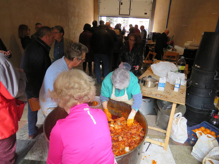 Potaje de garbanzos y arroz con bacalao, pan, pasta y una naranja para aliviar el alma y el cuerpo de los vecinos de la localidad bañezana en el marco de la procesión declarada de Interés Turístico Provincial