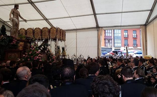 Toque de marchas en el interior de la carpa. 