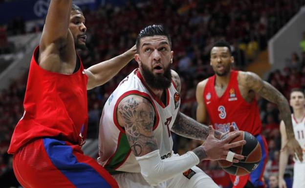 Kyle Hines (i), pelea por el balón con el jugador del Kirolbet Baskonia, Vincent Poirier.