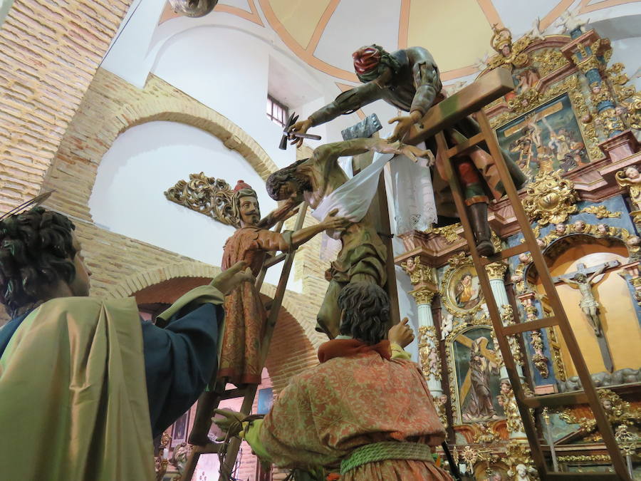 El Museo de Sahagún expuso estos días las imágenes que procesionarán este Viernes Santo, todas ellas, de la escuela castellana del siglo XVII: Jesús Nazareno con la cruz a cuestas; Jesús en el Gólgota, preparativos para la crucifixión; Las Tres Marías con San Juan; La Crucifixión con Longinos a caballo 'La lanzada'; El Descendimiento.